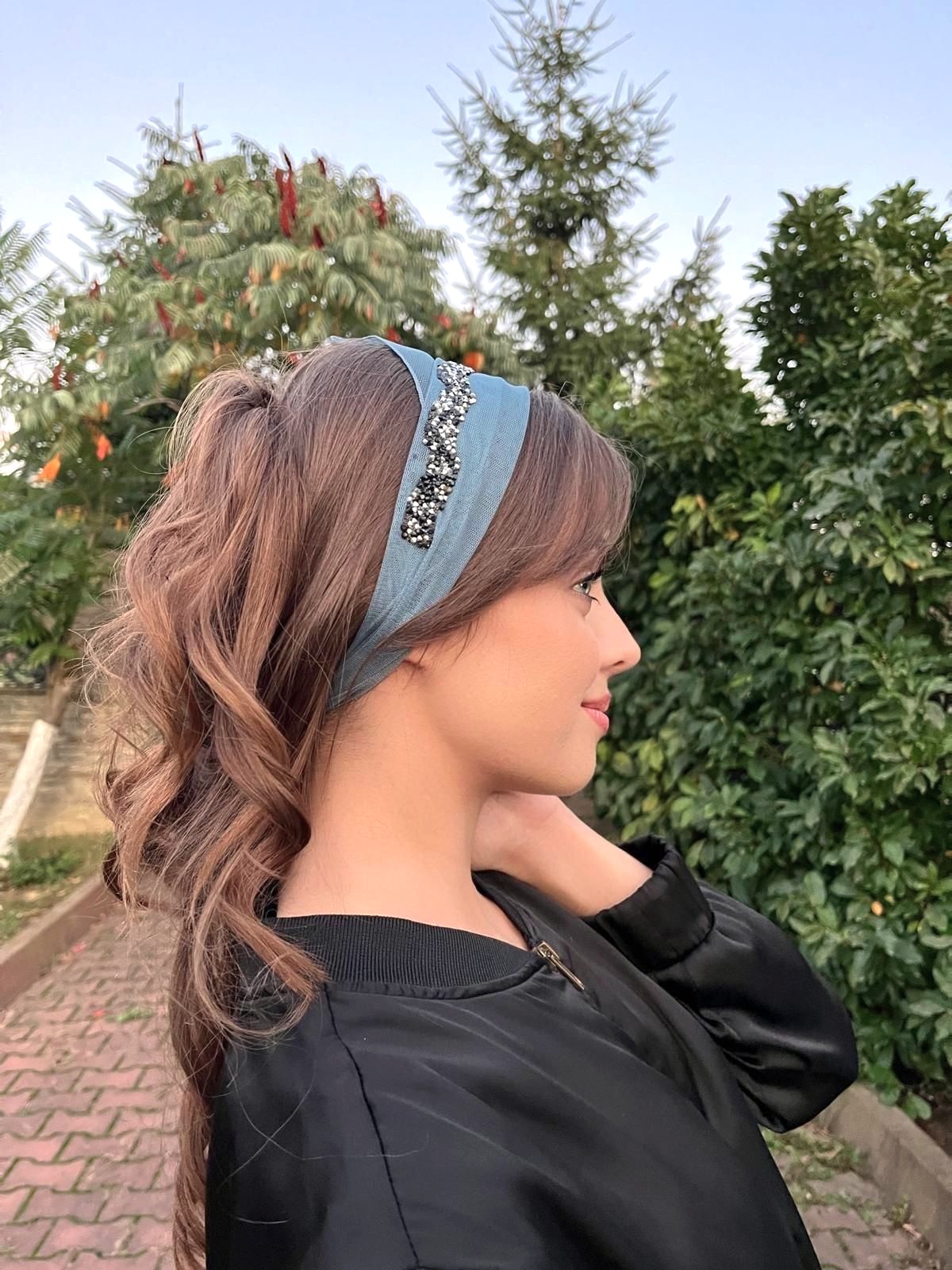 Batic din tul - Gri cu accesoriu din pietre negre si gri